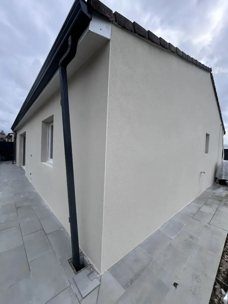 Enduit façade gratté sur béton celullaire