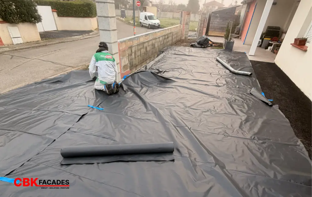 Les étapes d'un ravalement de façade à Toulouse : Protection, Préparation du support, Application d'enduit, Nettoyage