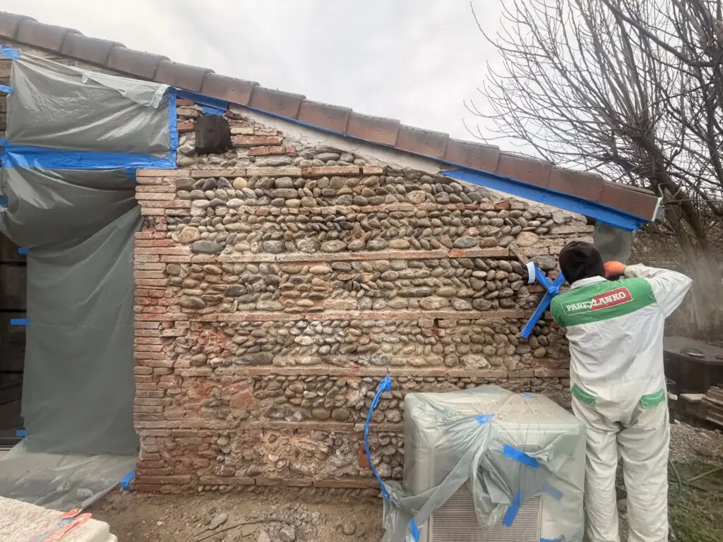 Piquage joints briques foraines et galets à Toulouse