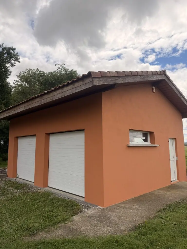 Peinture orange sur garage